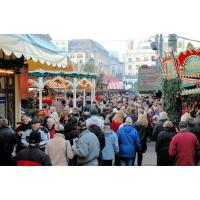 4777_0301 Verkaufsstände auf einem Hamburger Weihnachtsmarkt - Menschen bummeln übe den Platz. | Adventszeit  in Hamburg - Weihnachtsmarkt - VOL. 2